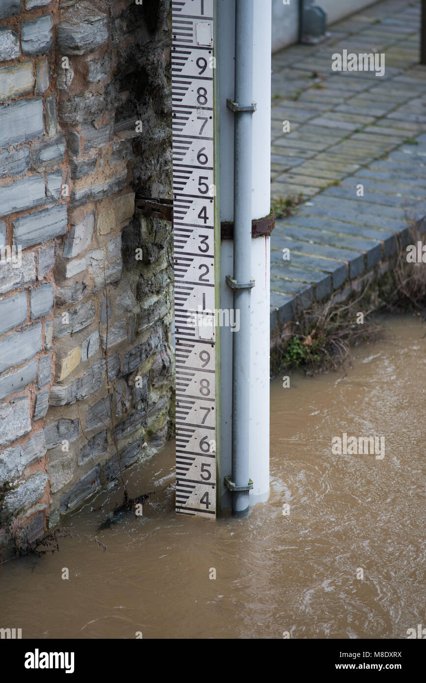 Acqua alta il livello del fiume indicatore di misurazione Foto Stock