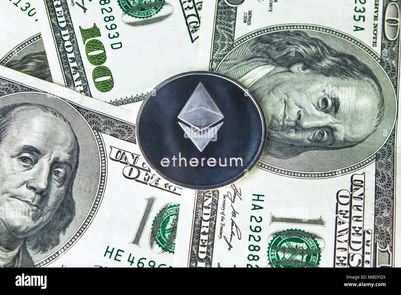 Ethereum e Callisto delle monete in euro sul dollaro dello sfondo. Foto Stock