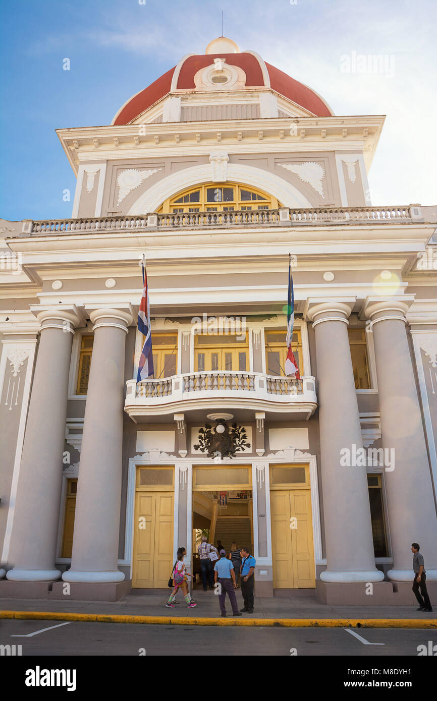 Cienfuegos, Cuba - 7 Dicembre 2017: Cienfuegos Palazzo Municipale e il popolo cubano Foto Stock