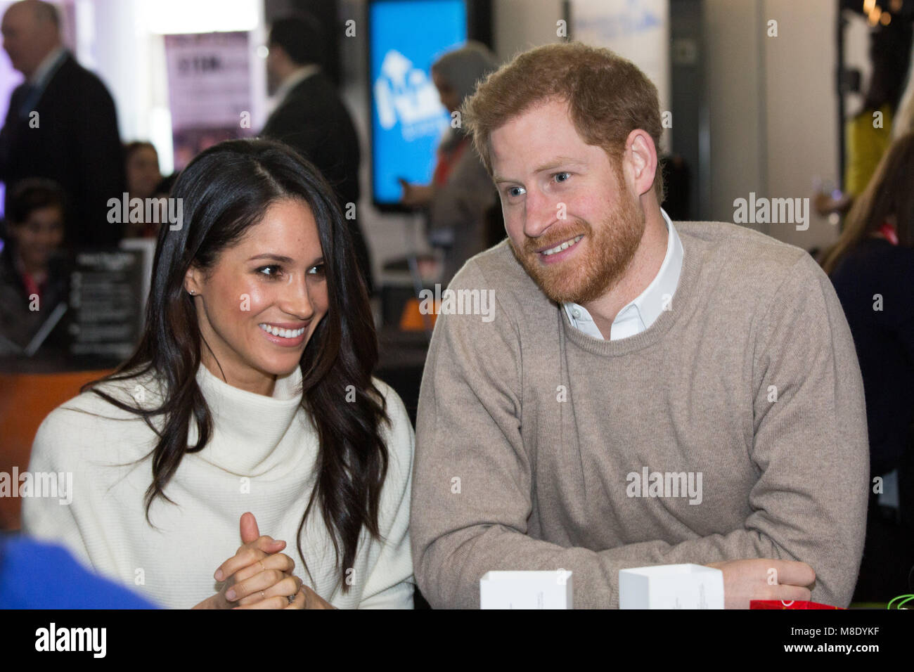 Melissa Markle e il principe Harry ha visitato Millennium Point in Birmingham sulla Giornata internazionale della donna. La coppia insieme durante l'evento. Foto Stock