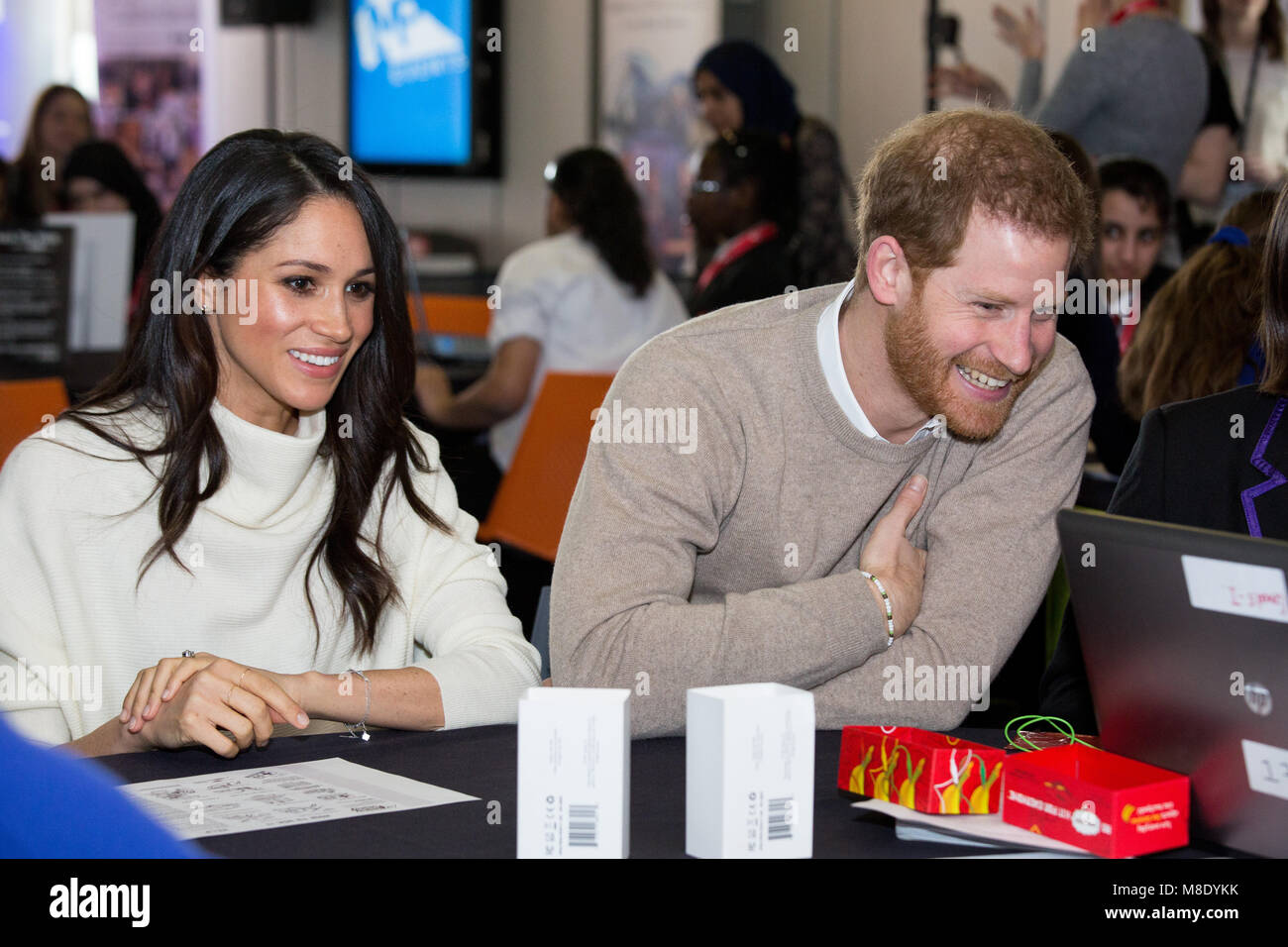 Melissa Markle e il principe Harry ha visitato Millennium Point in Birmingham sulla Giornata internazionale della donna. La coppia insieme durante l'evento. Foto Stock