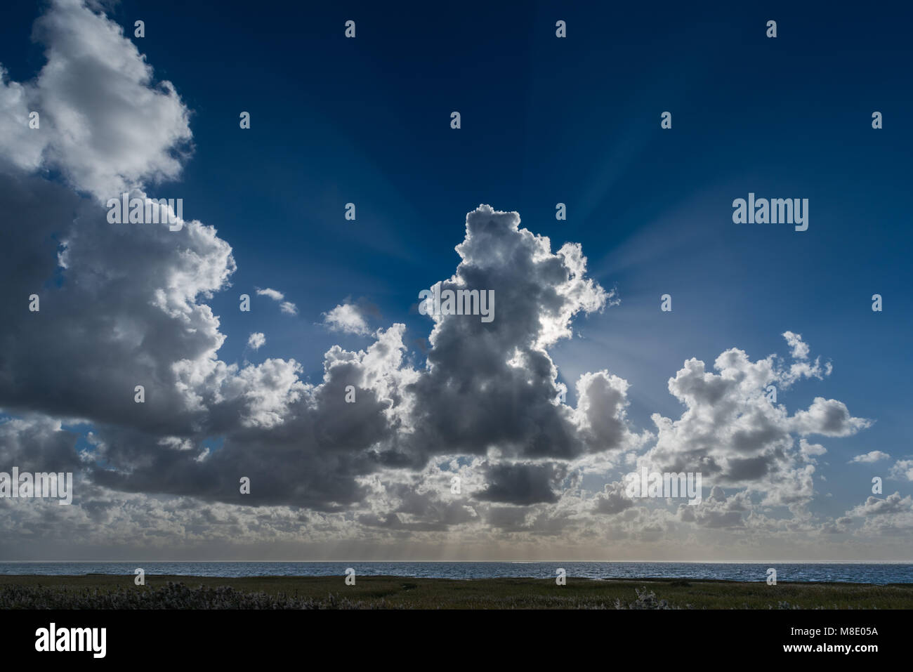 Il cielo sopra il mare del nord Isola di Mandae o Mandoe, Ribe, Jutland, Danimarca e Scandinavia Foto Stock