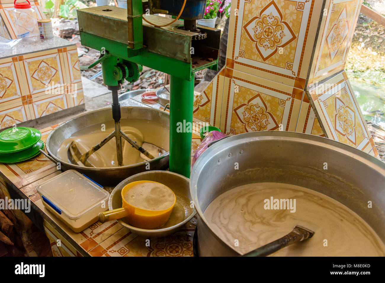 Sciroppo di cocco essendo miscelati mediante un cibo industriale miscelatore, Vietnam Foto Stock