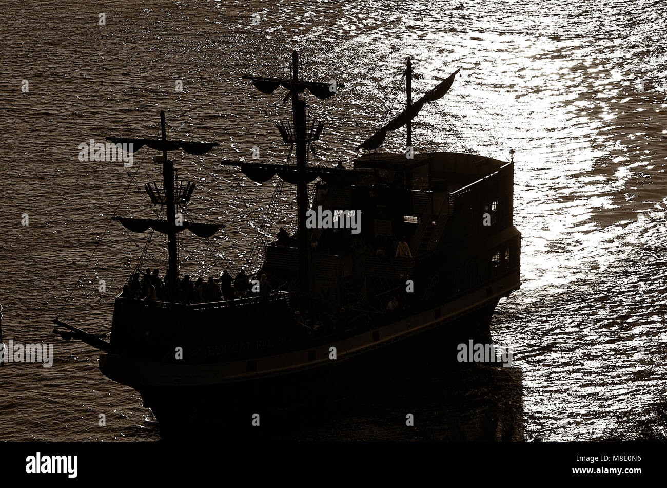 Vintage nave pirata sull'acqua oceanica nel tardo pomeriggio di sole in Destin Florida Foto Stock