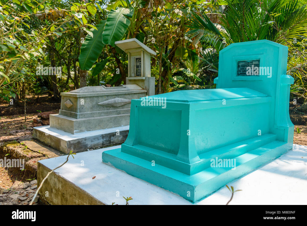 Tombe di famiglia in un giardino, Vietnam Foto Stock