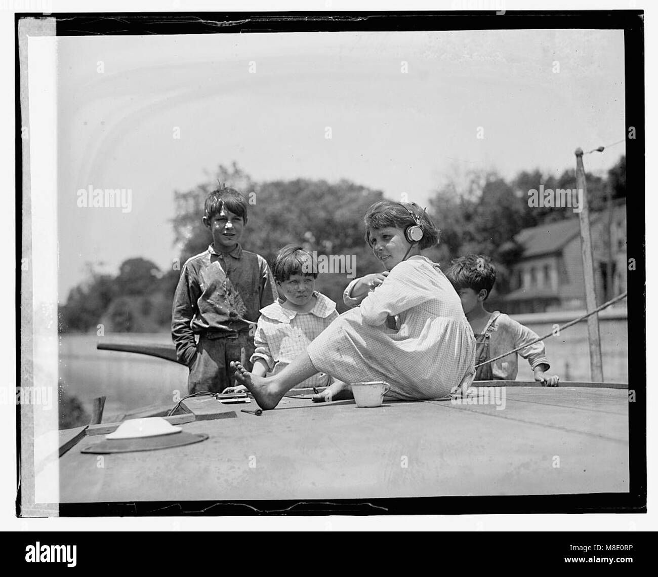 Questa fotografia raffigura la vita a bordo di una barca sul canale, mostrando la routine quotidiana e le condizioni di vita delle persone che viaggiavano o lavoravano lungo i corsi d'acqua. L'immagine fornisce informazioni sull'uso storico delle barche sul canale per il trasporto di merci e persone. Foto Stock Questa fotografia raffigura la vita a bordo di una barca sul canale, mostrando la routine quotidiana e le condizioni di vita delle persone che viaggiavano o lavoravano lungo i corsi d'acqua. L'immagine fornisce informazioni sull'uso storico delle barche sul canale per il trasporto di merci e persone. Foto Stock