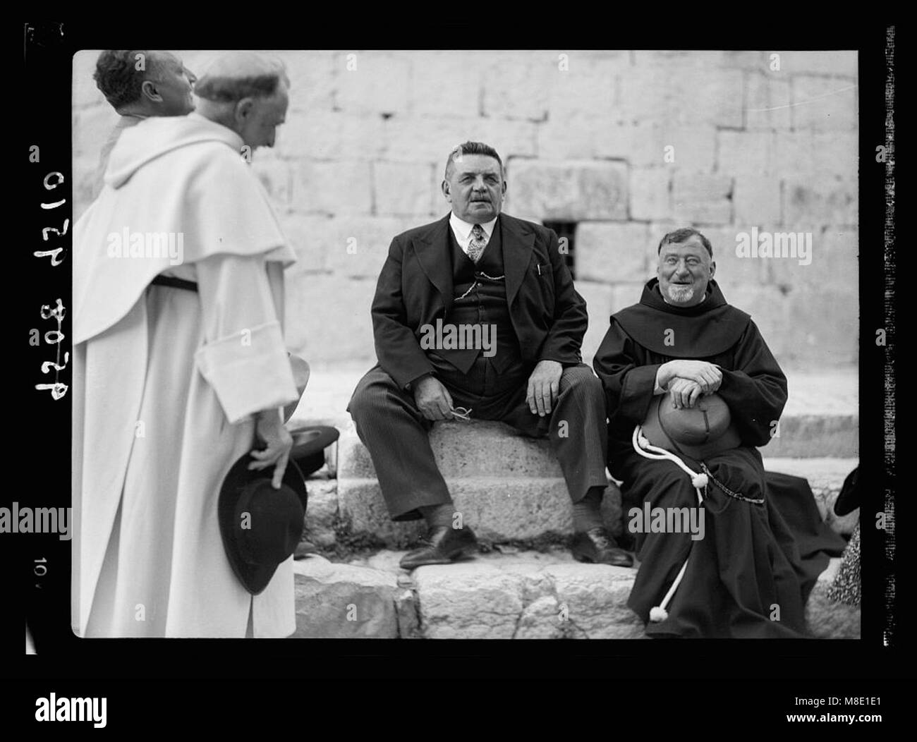 Monsieur & Madame Edouar (cioè, Edouard Herriot) visita a Gerusalemme, 11 maggio 1938. Il sig. Herriot & party di fronte Ch. (Cioè, la Chiesa del Santo Sepolcro che mostra ingresso, il sig. H. seduto matpc LOC.18479 Foto Stock