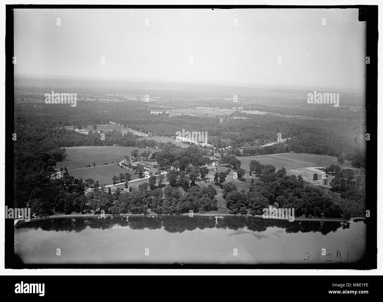 Vista aerea di Mount Vernon, la piantagione di George Washington, che mostra i suoi terreni e il fiume Potomac sullo sfondo. L'immagine cattura l'architettura storica della tenuta e il paesaggio circostante. Foto Stock
