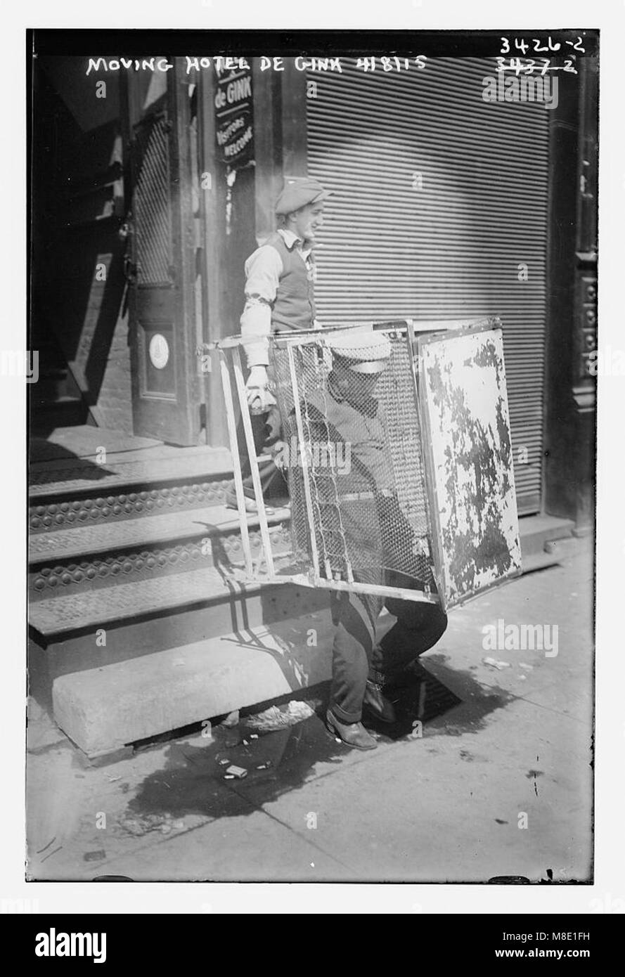 Una fotografia che mostra il commovente Hotel de Gink, scattata l'8 aprile 1915. L'immagine raffigura l'hotel in movimento, probabilmente un riferimento al concetto unico e non convenzionale di hotel mobili o temporanei durante questo periodo di tempo. Foto Stock