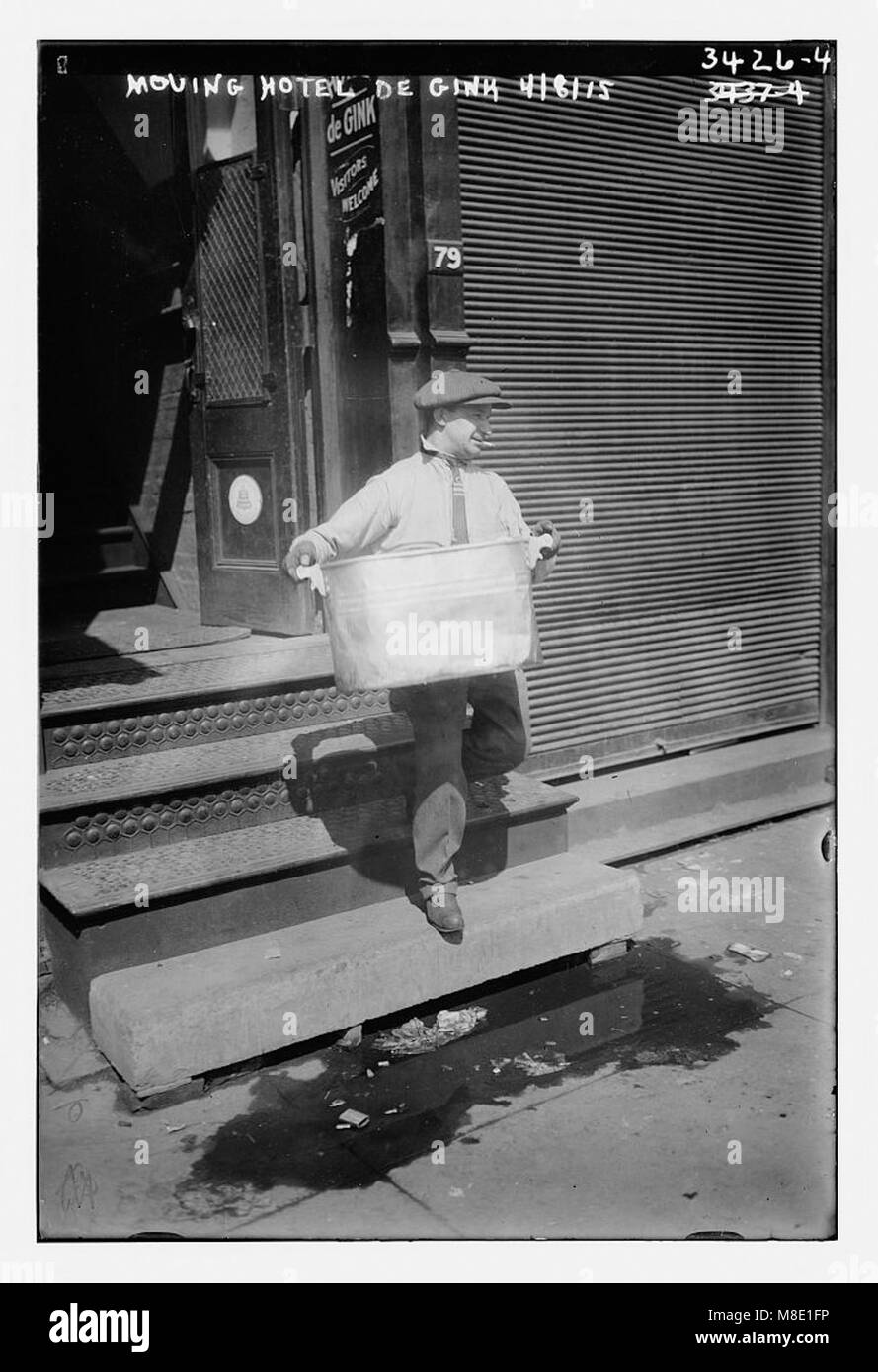 Un'immagine storica che mostra il movimento dell'Hotel de Gink, una struttura notevole, possibilmente per il trasferimento o il restauro, che mostra le tecniche di costruzione e conservazione dell'inizio del XX secolo. Foto Stock