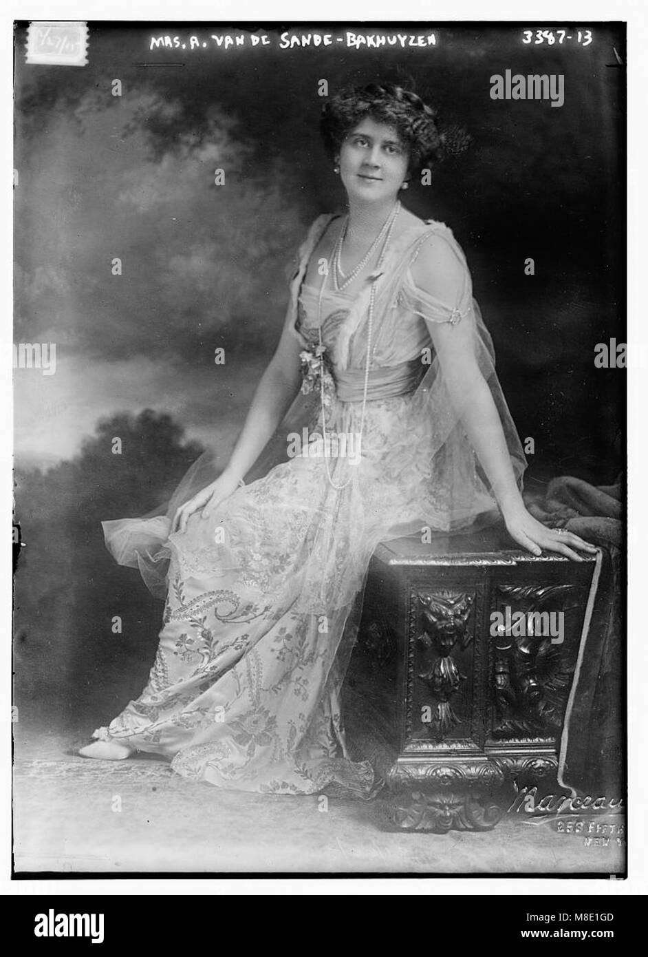 Questa fotografia è un ritratto della signora A. Van De Sande-Bakhuyzen, potenzialmente una figura storica o culturale notevole. L'immagine riflette la vita personale o pubblica durante il periodo di tempo. Foto Stock