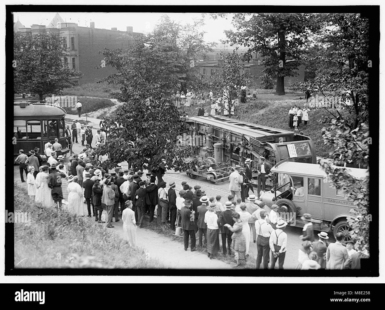 Un'auto rovesciata, che mette in evidenza un incidente di interruzione dei trasporti urbani. La scena raffigura le conseguenze dell'incidente stradale, mostrando danni al veicolo e all'ambiente circostante. Foto Stock