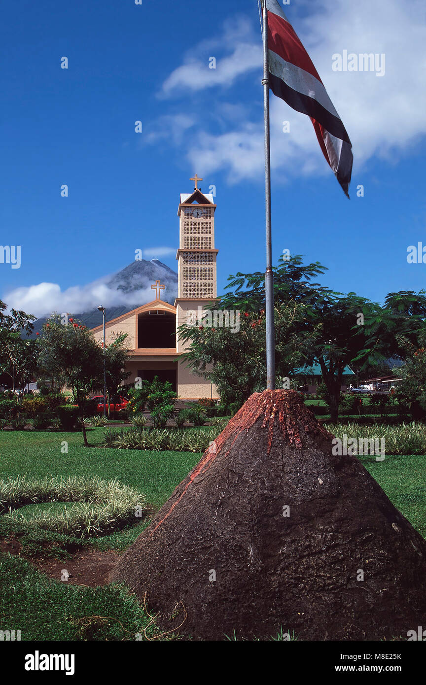 La Fortuna de San Carlos con il Vulcano Arenal in background,Costa Rica Foto Stock