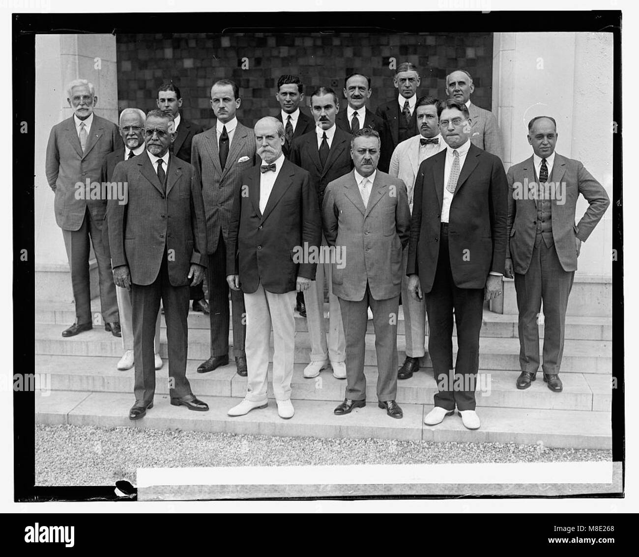 L'immagine mostra un gruppo panamericano, tra cui Hughes e Wilbur, il 24 giugno 1924. Questo momento verosimilmente si riferisce alla storia dell'aviazione e al ruolo della Pan American nello sviluppo dei viaggi aerei. Foto Stock