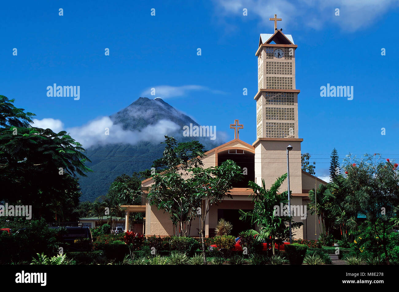 La Fortuna de San Carlos con il Vulcano Arenal in background,Costa Rica Foto Stock