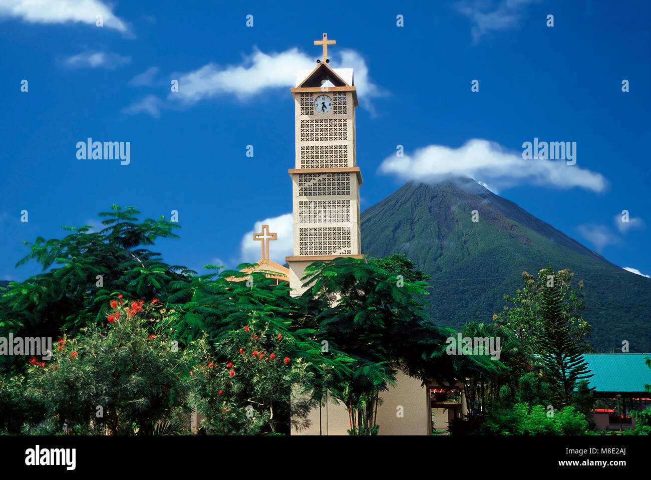 La Fortuna de San Carlos con il Vulcano Arenal in background,Costa Rica Foto Stock