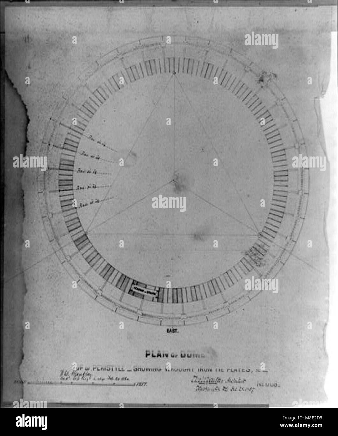 Questo disegno architettonico mostra il design di una cupola e il suo peristilio, sottolineando l'uso di lastre di ferro battuto nella struttura. Ciò rappresenta l'innovazione ingegneristica e architettonica nell'edilizia. Foto Stock