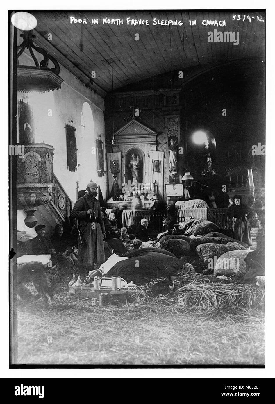 Questa immagine raffigura individui poveri nel nord della Francia in cerca di rifugio all'interno di una chiesa. La foto evidenzia le condizioni di vita dei poveri durante un periodo specifico, offrendo uno sguardo alle questioni sociali del tempo. Foto Stock