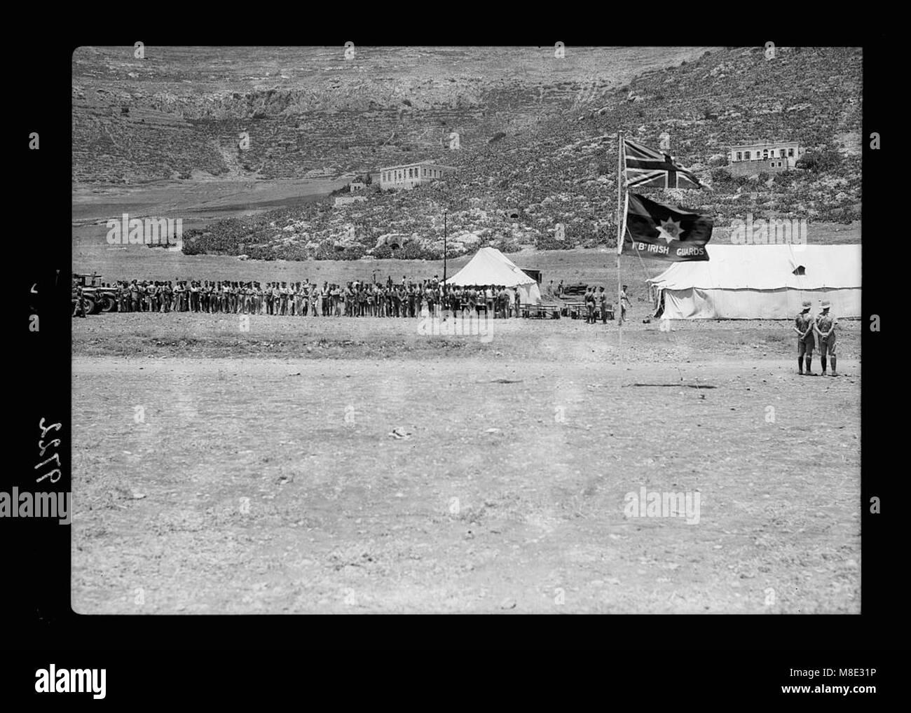 Una rappresentazione delle conseguenze di atti terroristici e misure governative, che mostra il campo delle prime guardie irlandesi situato alla base del Monte Ebal. L'immagine evidenzia la presenza militare e la sicurezza nella regione. Foto Stock