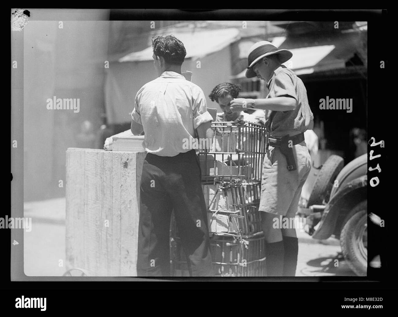 Una fotografia che documenta le conseguenze degli atti terroristici e le successive azioni del governo, concentrandosi sulla ricerca di armi da merci ebraiche. Foto Stock