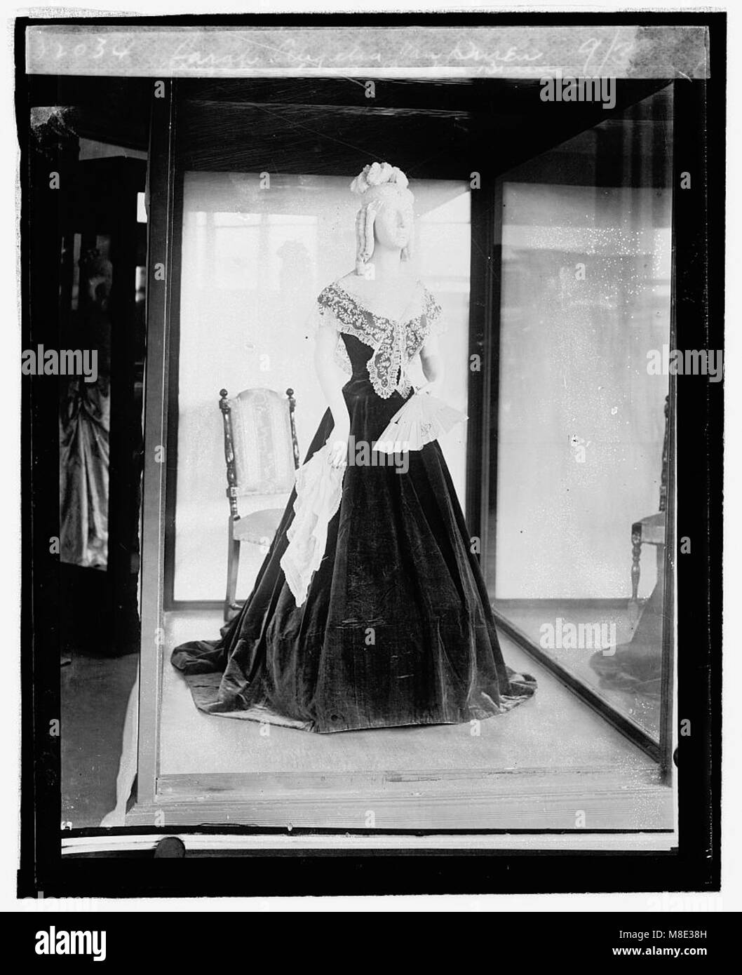 Ritratto di Sarah Angelia Van Buren, nuora del presidente Martin Van Buren, che indossa il suo vestito inaugurale nel settembre 1824. L'immagine cattura un momento storico della vita politica americana. Foto Stock