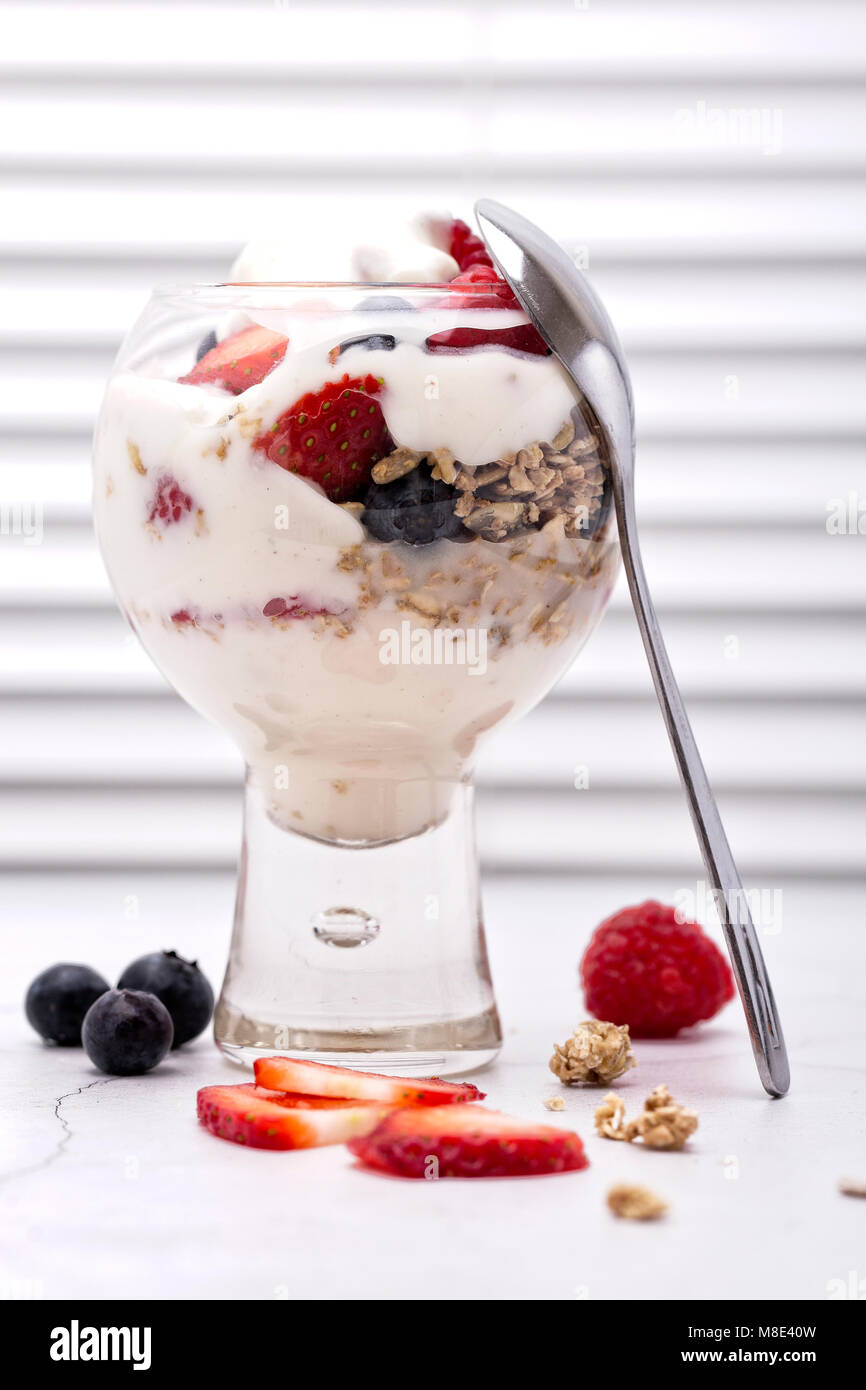 Fragola, Rasberry e Parfait Blackcurrent su un rustico sfondo bianco Foto Stock
