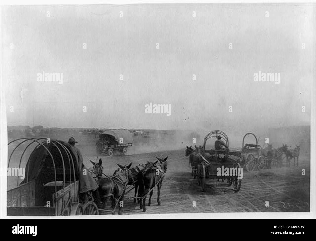 Questa immagine raffigura la spedizione punitiva dell'esercito degli Stati Uniti dopo Pancho Villa nel 1916. La scena mostra il quartier generale militare americano con un camion e tre carri in primo piano, catturando la presenza dei militari nel conflitto di confine messicano-americano. Foto Stock