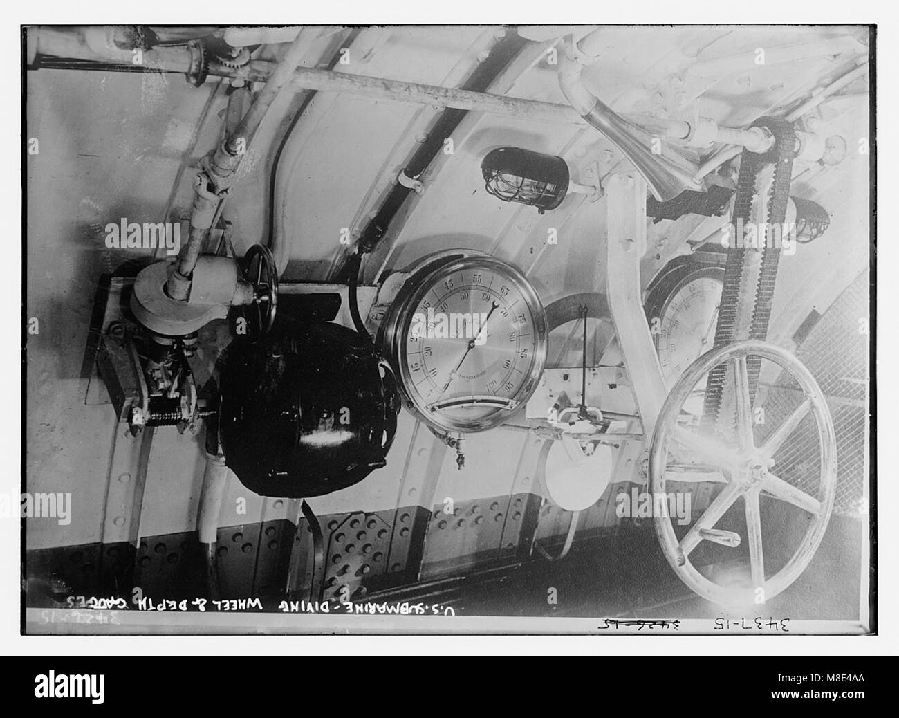 Una fotografia che mostra la ruota subacquea e gli indicatori di profondità di un sottomarino statunitense, catturando i componenti chiave utilizzati nell'esplorazione navale e nella navigazione sottomarina. Foto Stock