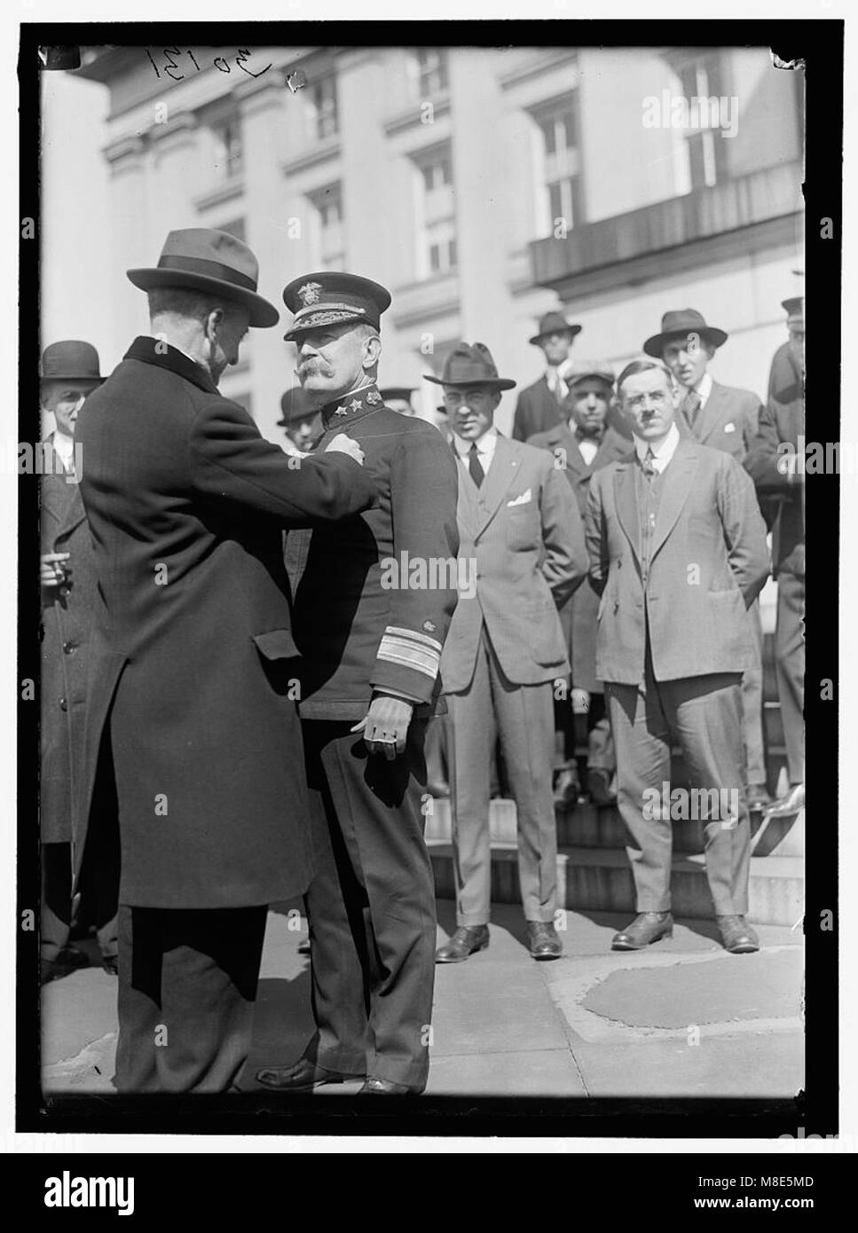 L'ammiraglio Combs della Marina degli Stati Uniti riceve una medaglia dal Segretario Glass in riconoscimento del suo distinto servizio. Il momento segna un evento importante nella storia della leadership navale degli Stati Uniti. Foto Stock