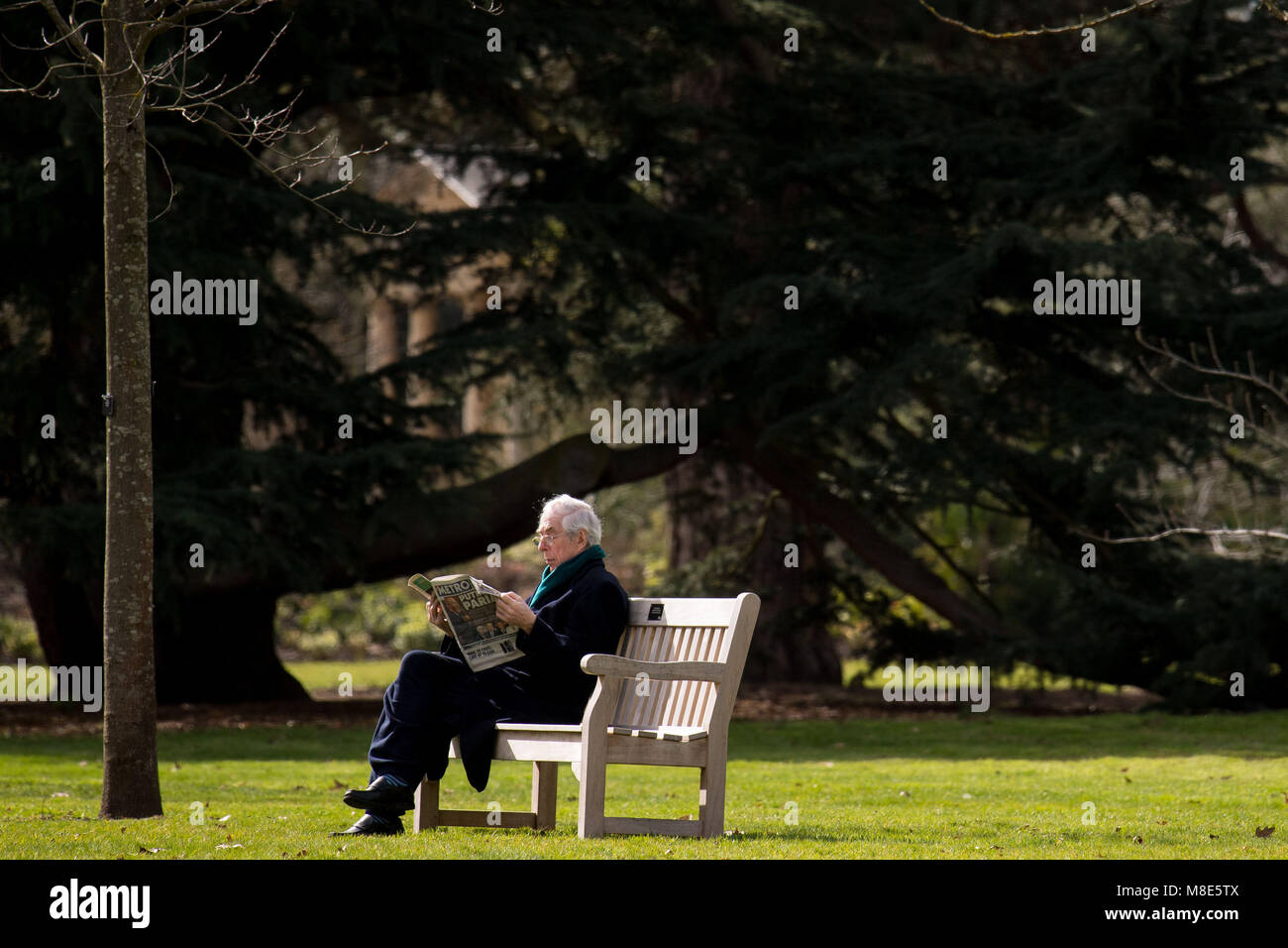 Un uomo gode di un clima caldo e presso i Giardini di Kew, Richmond, Londra, prima di gran parte del Regno Unito è impostato per sperimentare le temperature fredde e la neve durante il fine settimana. Foto Stock