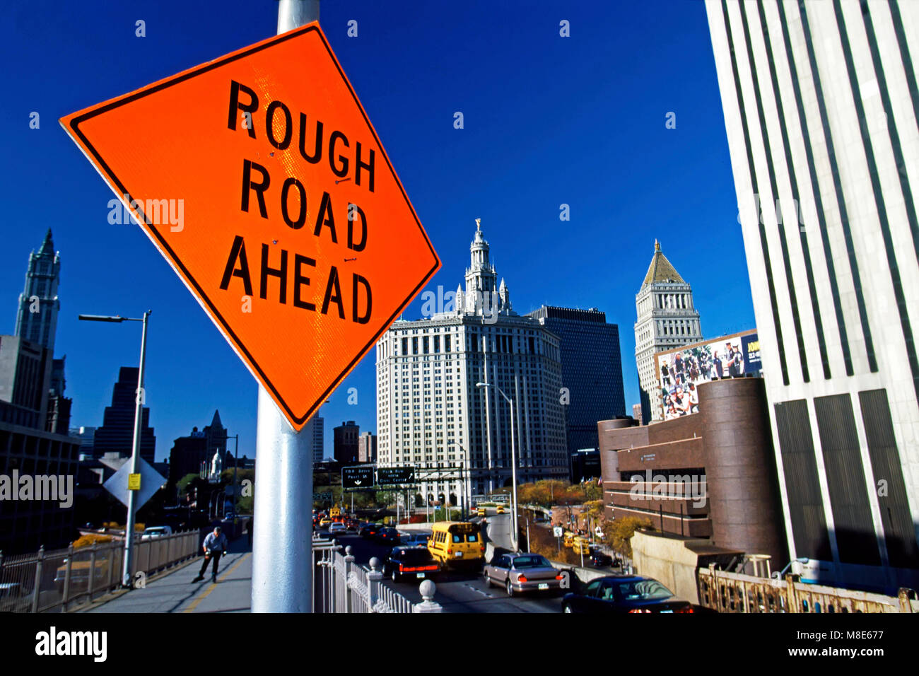 Cartello Rough Road Ahead, centro di Manhattan, New York, Stati Uniti Foto Stock