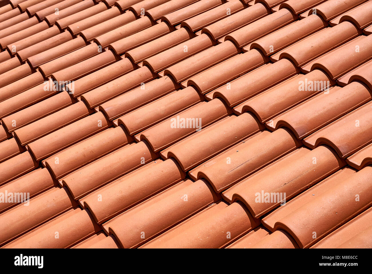 Tetto di tegole in un hotel sul mare Foto Stock