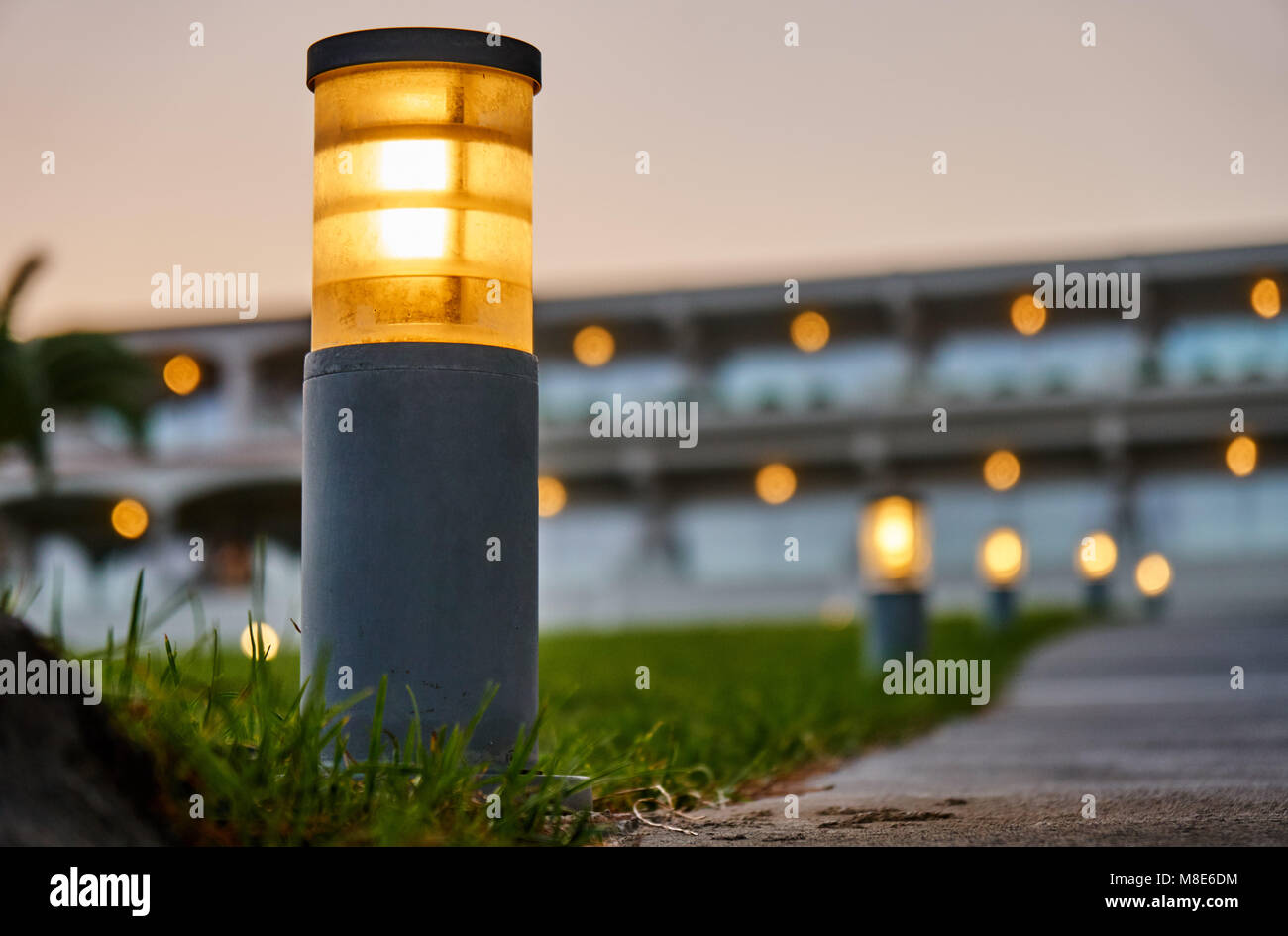 Le luci di strada si trova lungo il sentiero sull'erba Foto Stock