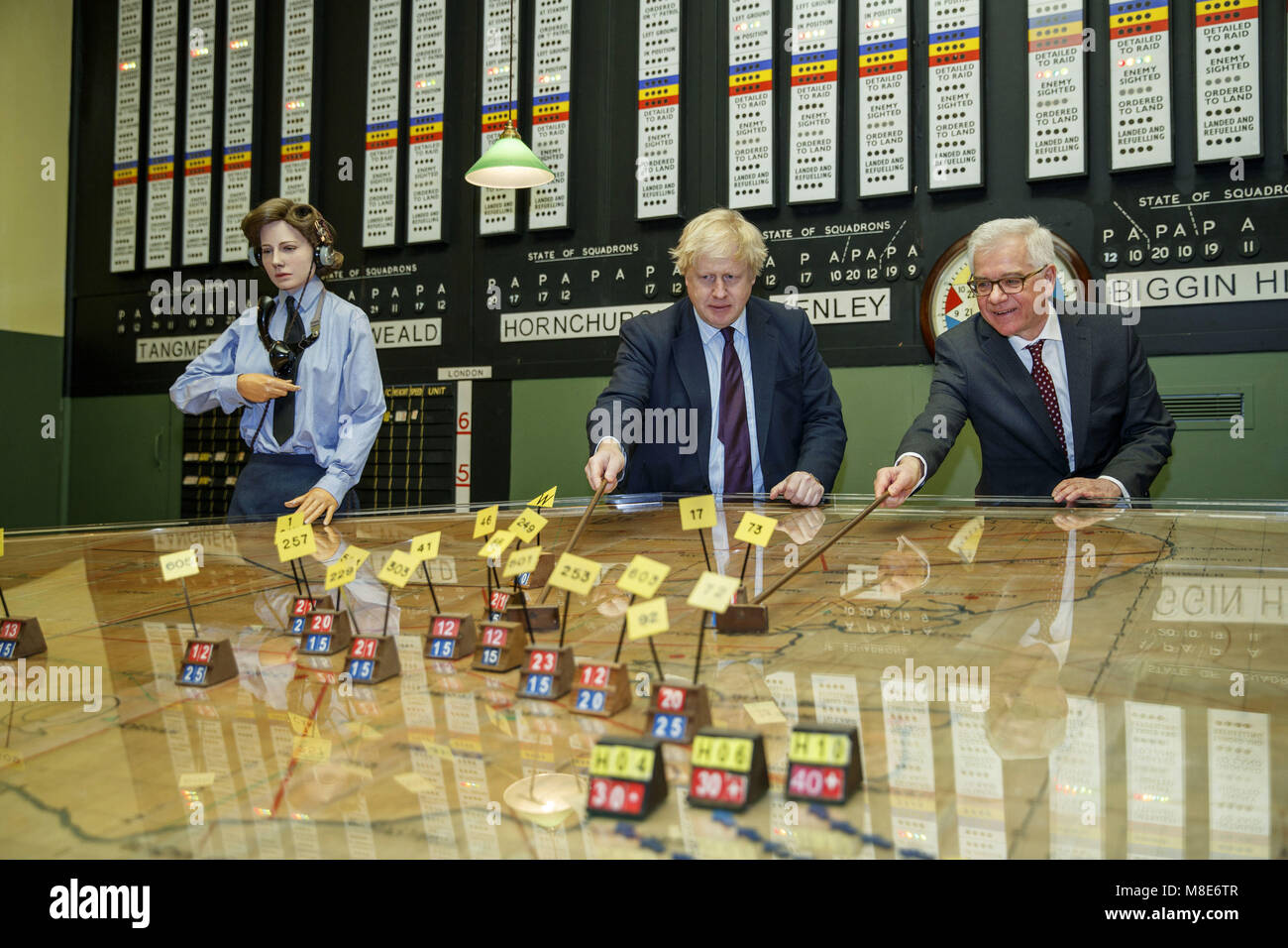 Segretario di Stato per gli affari esteri Boris Johnson con il ministro degli esteri polacco Jacek Czaputowicz nella Battaglia di Bretagna Bunker in Uxbridge. Foto Stock