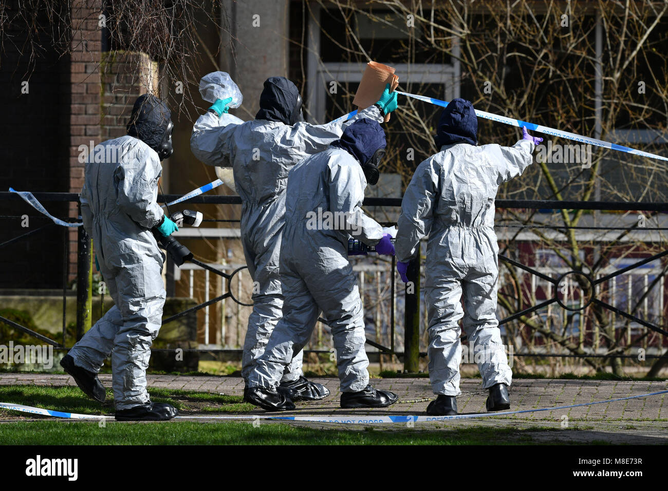 La polizia di tute di protezione al Maltings shopping center, dove l'ex Federazione double agent Sergei Skripal e sua figlia Yulia sono stati trovati criticamente malato, come l'indagine sul sospetto agente nervino attacco continua. Foto Stock