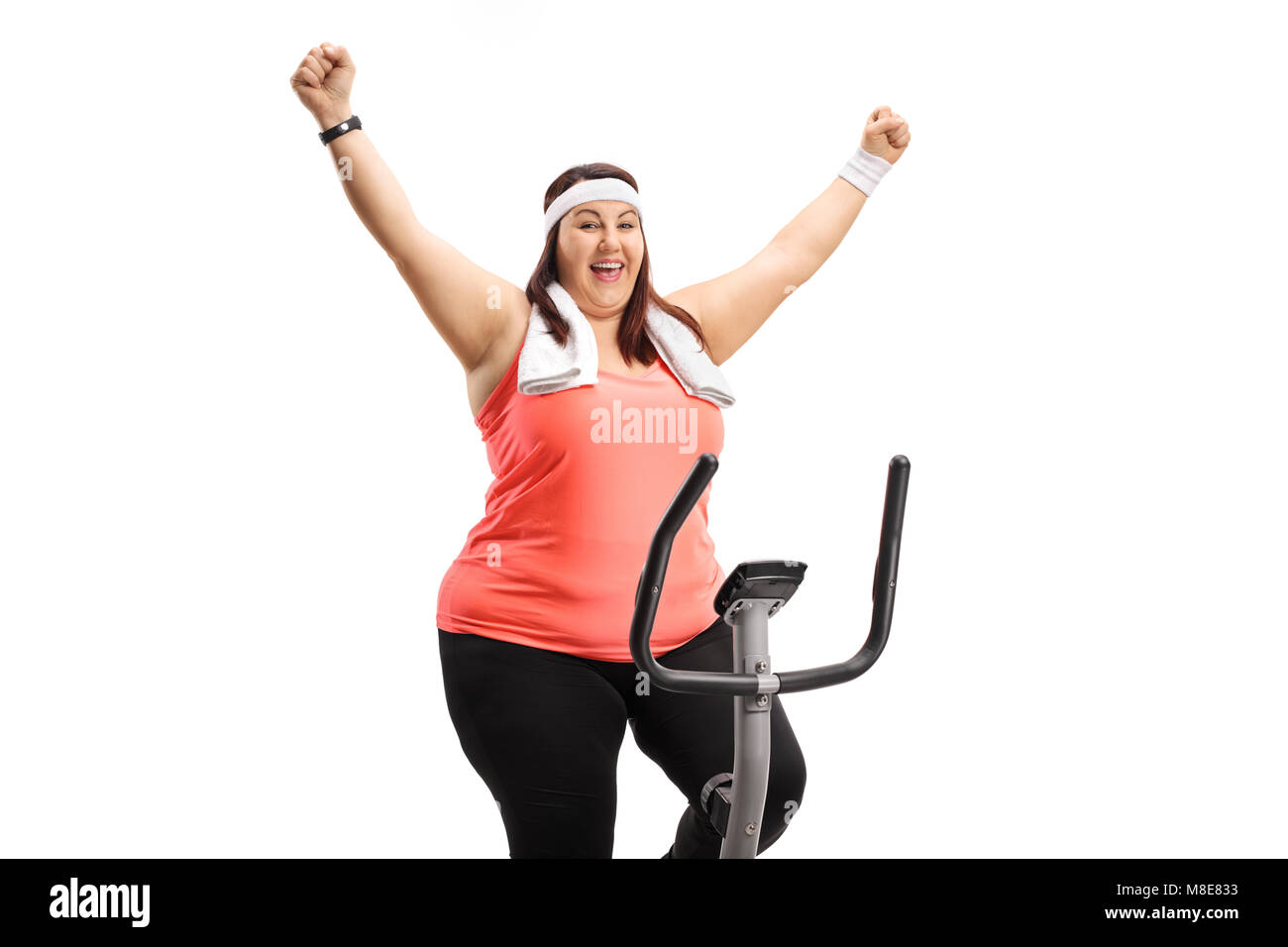 Il sovrappeso donna che lavorano fuori su una cyclette e gesticolando felicità isolati su sfondo bianco Foto Stock