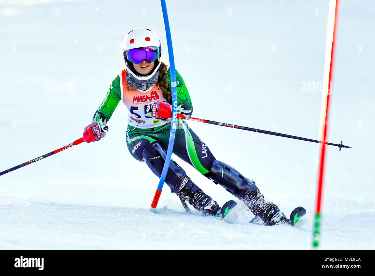 Sciatore alpino in corrispondenza di un cancello durante una gara di slalom. Foto Stock