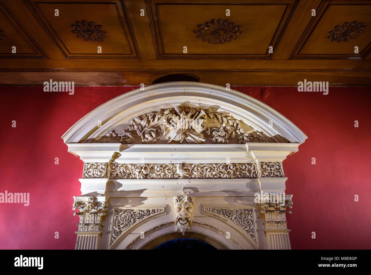 Porta ornata in gesso a Wollaton Hall, residenza elisabettiana, Nottingham, Regno Unito. Foto Stock