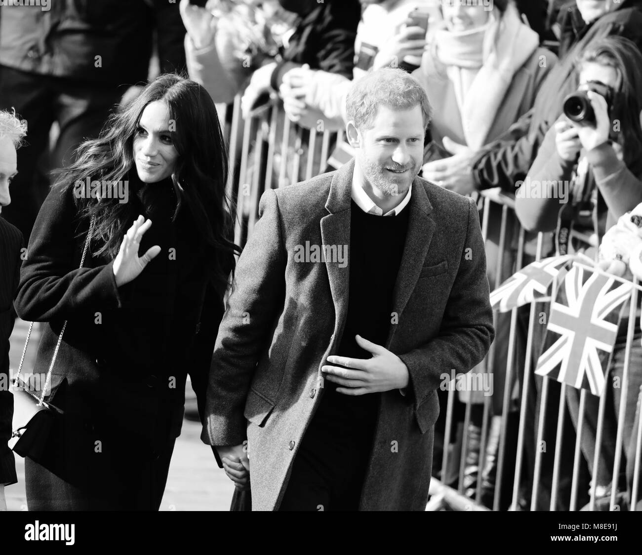 Meghan Markle e il principe Harry visita morso sociale cafe a Edimburgo e soddisfare il pubblico in generale si sono riuniti al di fuori. Dotato di: Meghan Markle, il principe Harry dove: Edimburgo, Regno Unito quando: 13 Feb 2018 Credit: David Sims/WENN.com Foto Stock