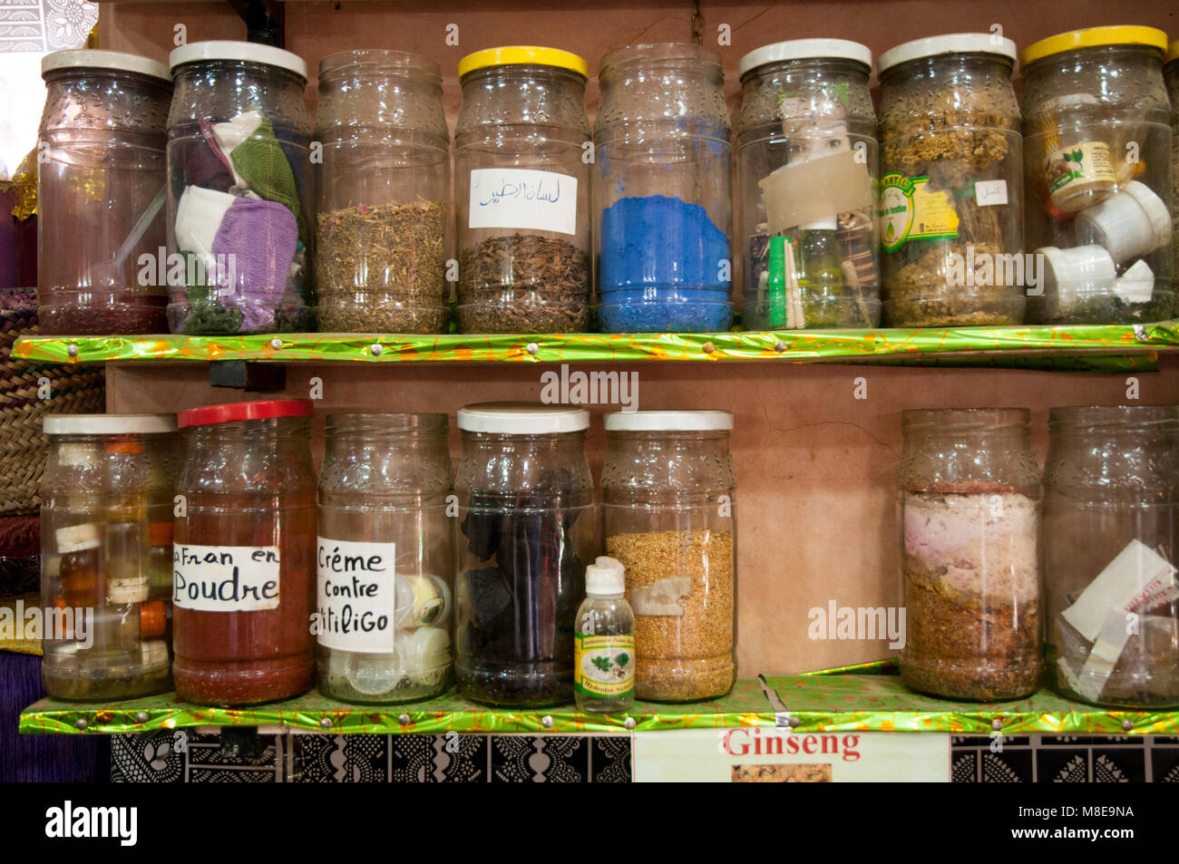 I vasetti con spezie, erbe, minerali e altri rimedi visualizzati sugli scaffali nei locali di un negozio di spezie nella Medina di Marrakech, Marocco. Foto Stock