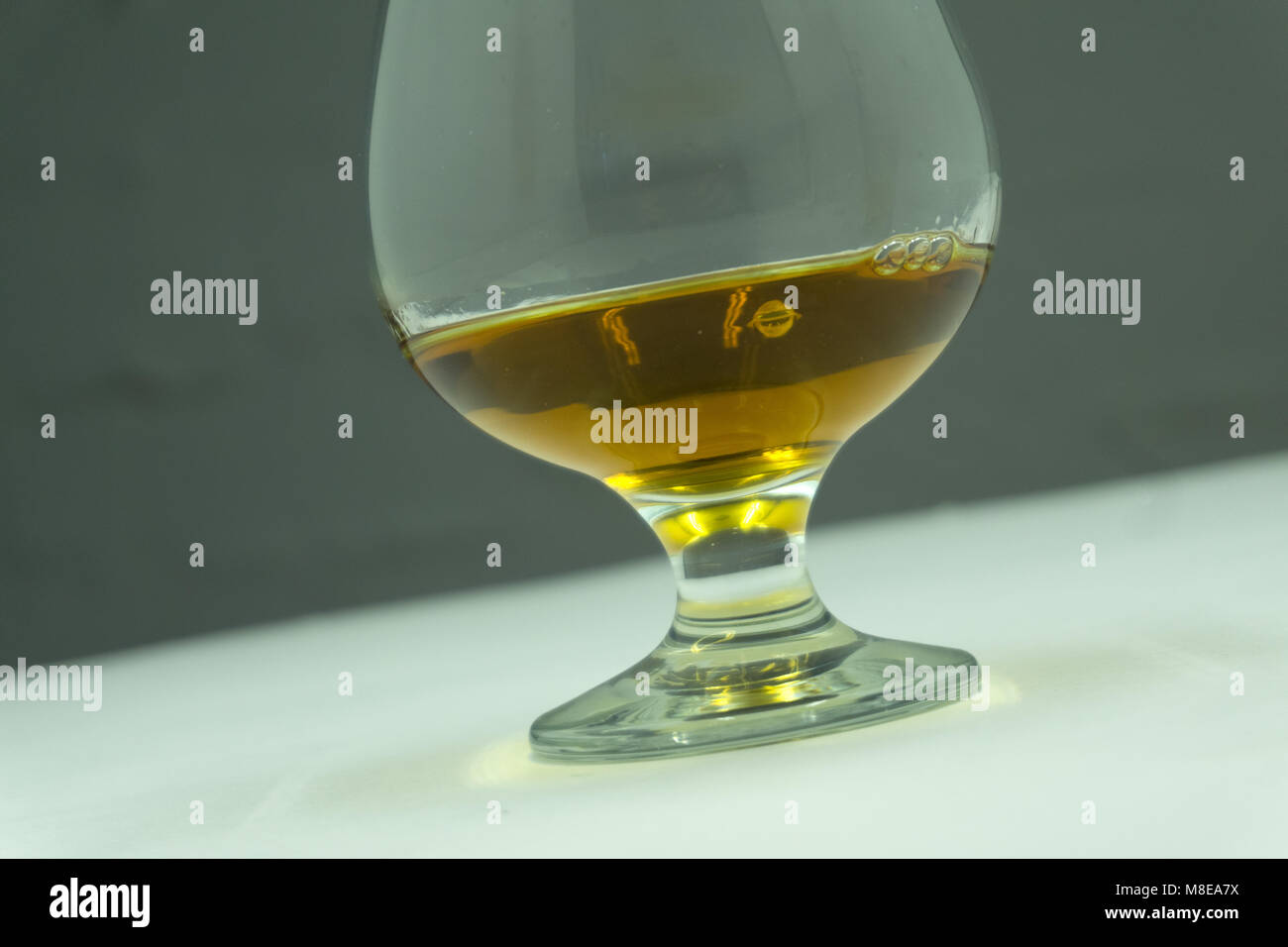 Cognac su sfondo bianco Foto Stock
