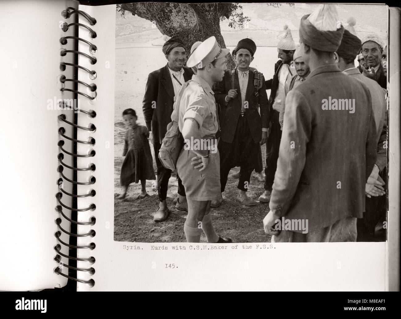 1943 Siria - British ufficio militare considera il popolo curdo lungo la Siria Turchia confine - molte sofferenze dal tracoma Foto Stock