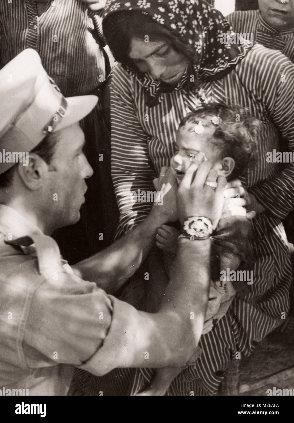 1943 Siria - British ufficio militare considera il popolo curdo lungo la Siria Turchia confine - molte sofferenze dal tracoma Foto Stock