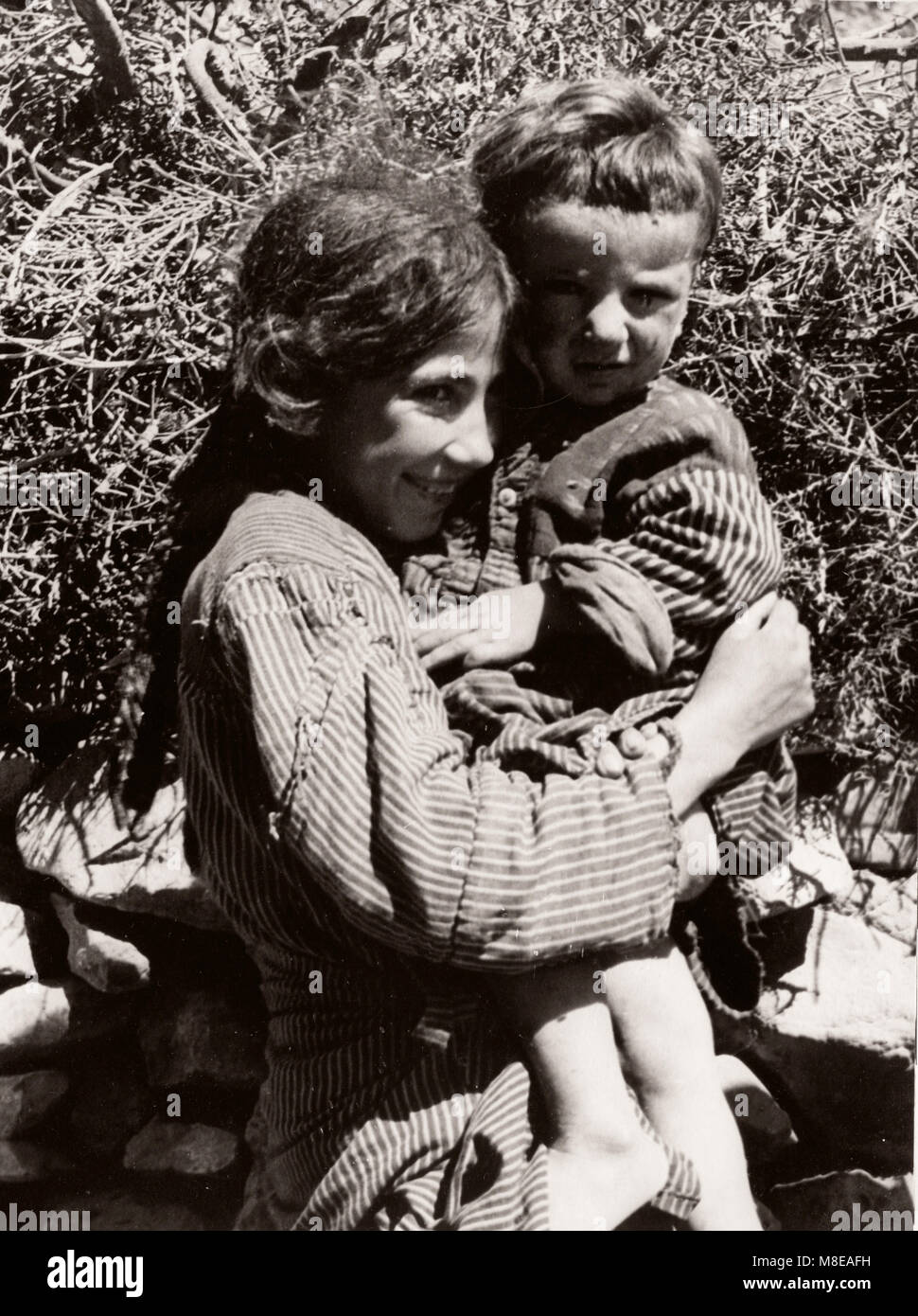 1943 Siria - British ufficio militare considera il popolo curdo lungo la Siria Turchia confine - molte sofferenze dal tracoma Foto Stock