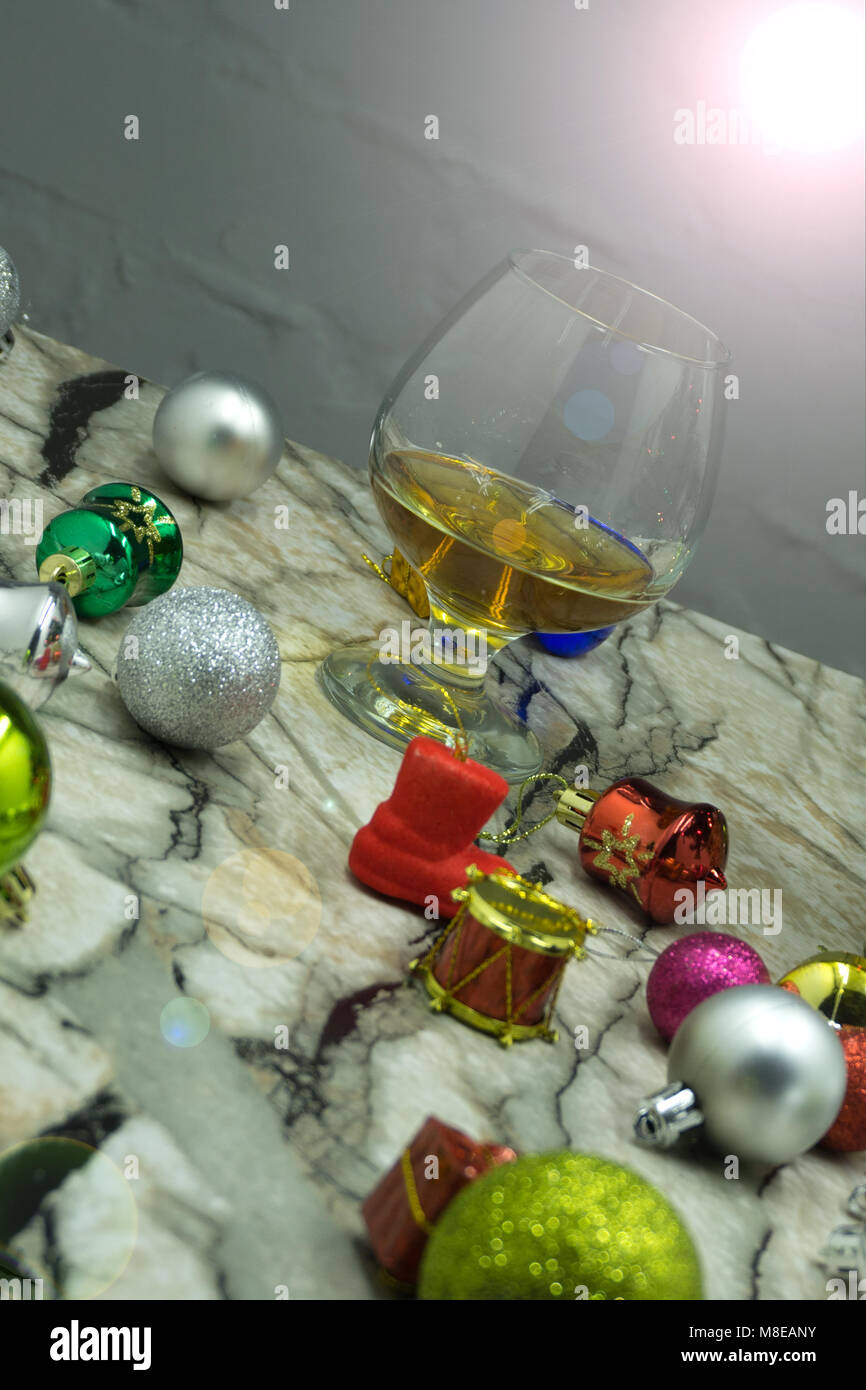 Drink di natale sul tavolo. Una tradizionale bevanda calda a Natale , Foto Stock