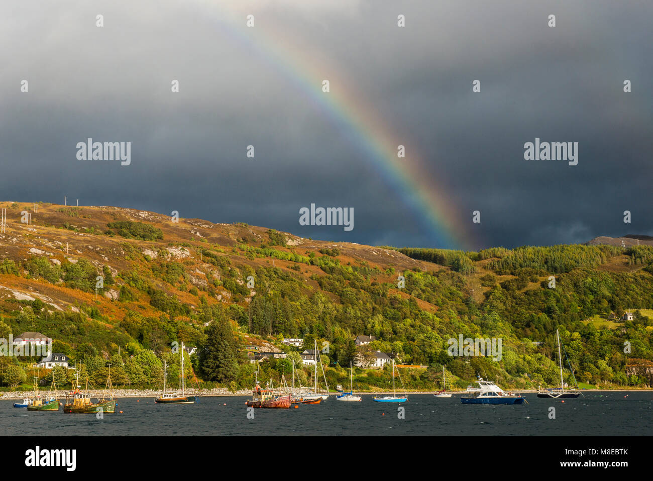 Loch Ginestra, Ullapool, con un arcobaleno, Scozia Foto Stock