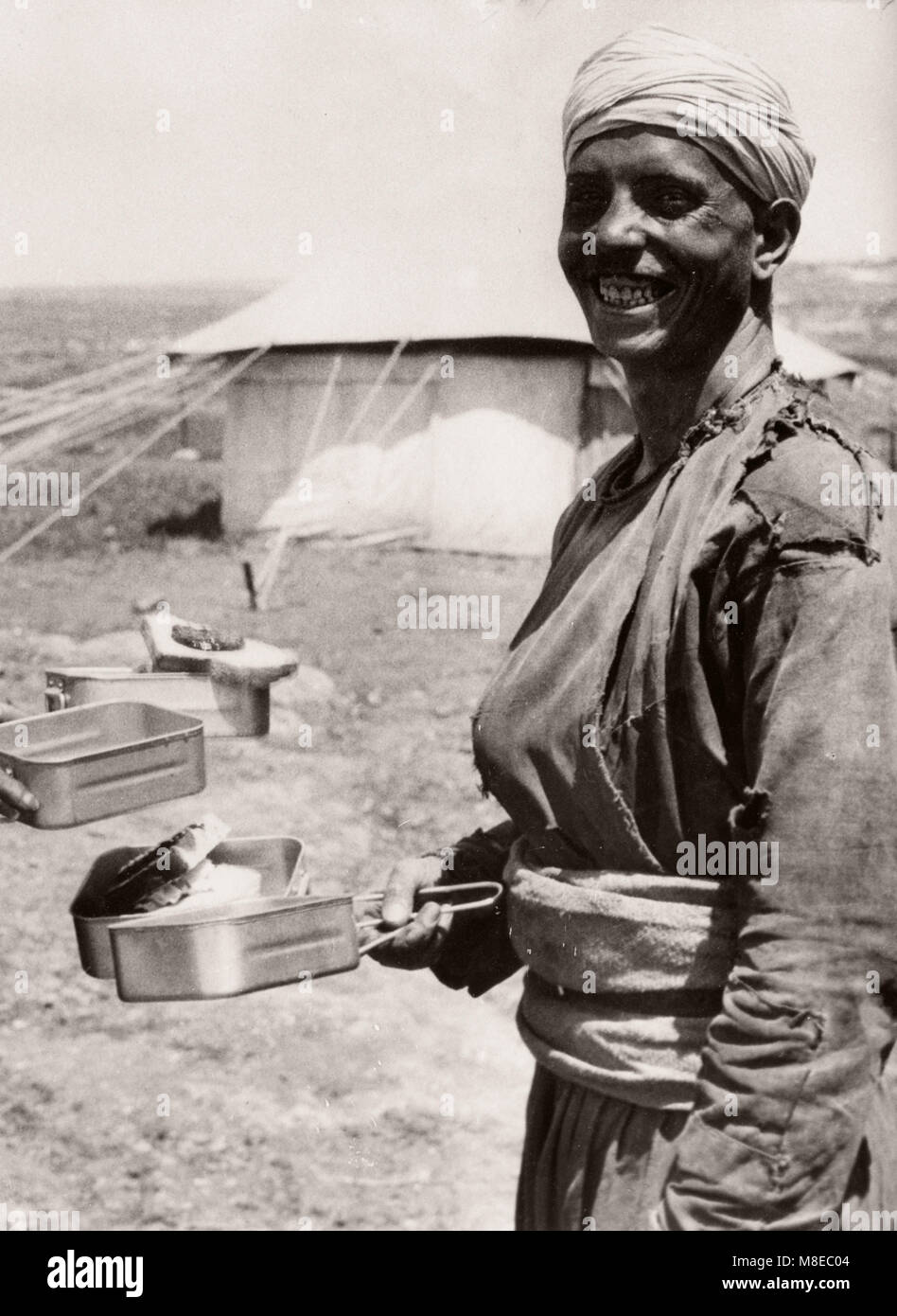 1943 Medio Oriente Siria - Scena di Aleppo - Esercito Britannico reclute - reclutare con razioni alimentari Foto Stock