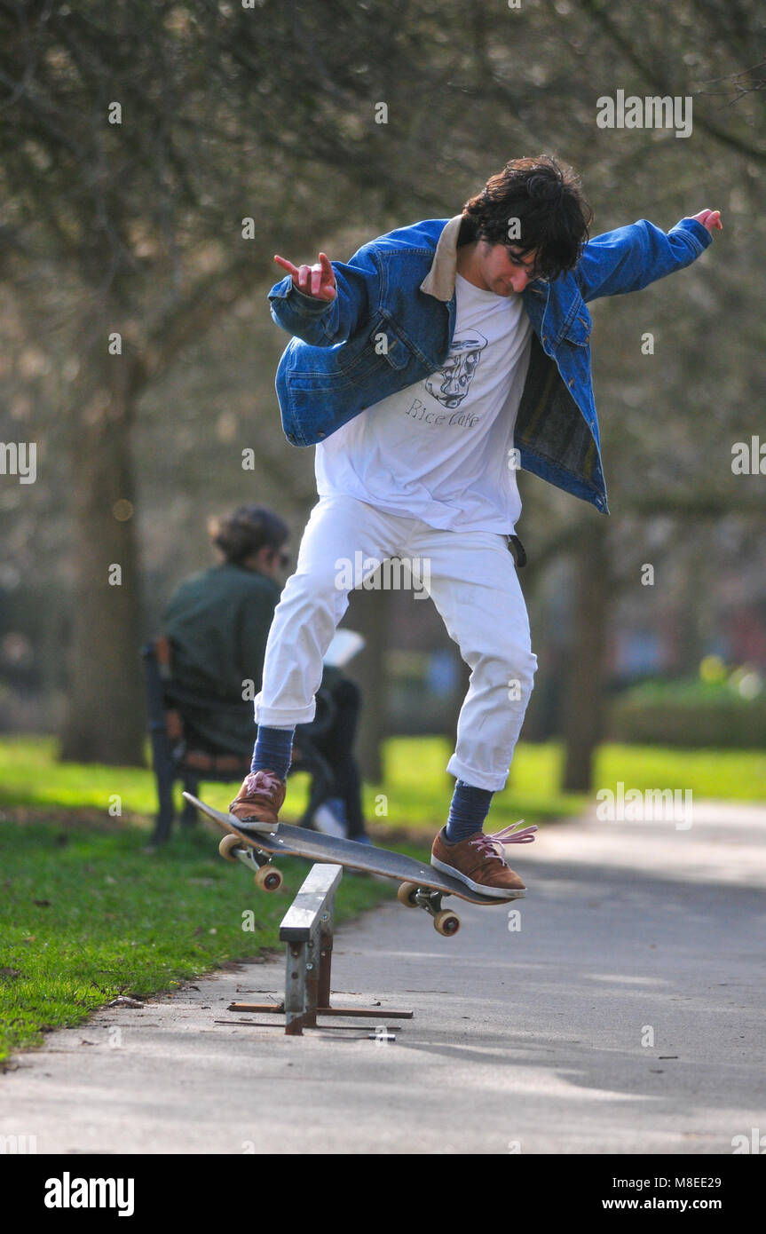 Skate boarder godere di imbarco in bellissimi 15 grado sunshine un giorno prima la Bestia da est neve fa il suo ritorno. Meteo forcasters annunciano la neve nel Northamptonshire e gran parte dell'est. Credito: Bigred/Alamy Live News Foto Stock