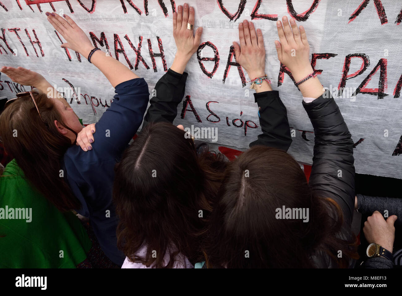 Atene, Grecia, 16 marzo, 2018. La protesta degli insegnanti per posti di lavoro permanenti di fronte al Ministero della Pubblica Istruzione in Atene, Grecia. Credito: Nicolas Koutsokostas/Alamy Live News. Foto Stock