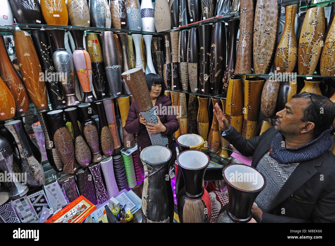 (180317) -- YIWU, Marzo 17, 2018 (Xinhua) -- imprenditore del bangladesh islam Ariful (R) seleziona vasi presso la international shopping mall in Yiwu, una città specializzato in piccole merci il commercio in oriente cinese della Provincia di Zhejiang, gen. 4, 2018. Zhejiang di scambi commerciali con i paesi e le regioni relativi alla Cina di cinghia e strada iniziativa 149.89 raggiunto miliardi di yuan (23.68 miliardi di dollari) nei primi due mesi del 2018, in crescita 37,3 per cento anno su anno e contabilità per 11,9 percento della Cina al totale, secondo i dati più recenti rilasciati da Hangzhou doganale. (Xinhua/Tan Jin) (Ry) Foto Stock